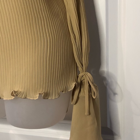 NWT KAELYN-MAX Beige Top Size Large - Picture 8 of 15